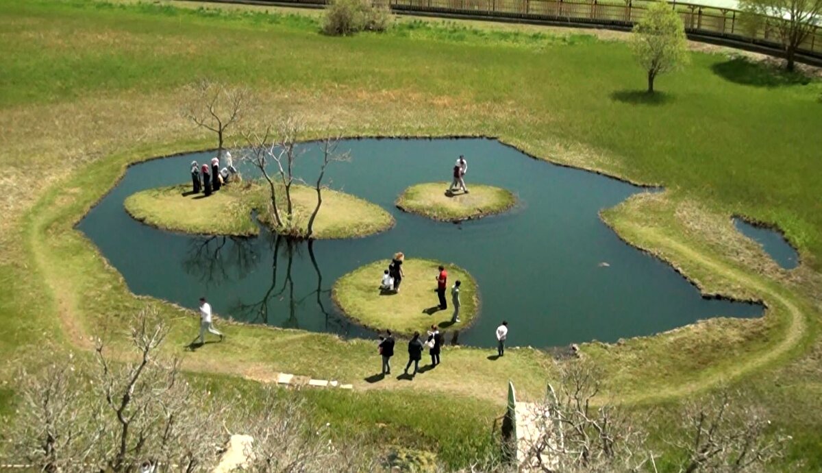 Derinliği 50 metrenin üzerindeki adalar, 2005'te 'tabiat anıtı' ilan edilip, korumaya alındı. Kentin sembolleri arasında yer alan yüzen adaları 2022'nin ilk 7 ayında yaklaşık 20 bin kişi ziyaret etti. Özellikle hafta sonları yoğunluğun yaşandığı gölde, adaların üzerine çıkmak yasak olmasına rağmen, ziyaretçiler kurallara uymadı. Ellerindeki uzun sopalarla bekleyenlerin yüzen adaları yönlendirmesiyle bazı ziyaretçiler ile gelin ve damatlar, belli ücretlerle üzerine çıkıp fotoğraf çektiriyor. 