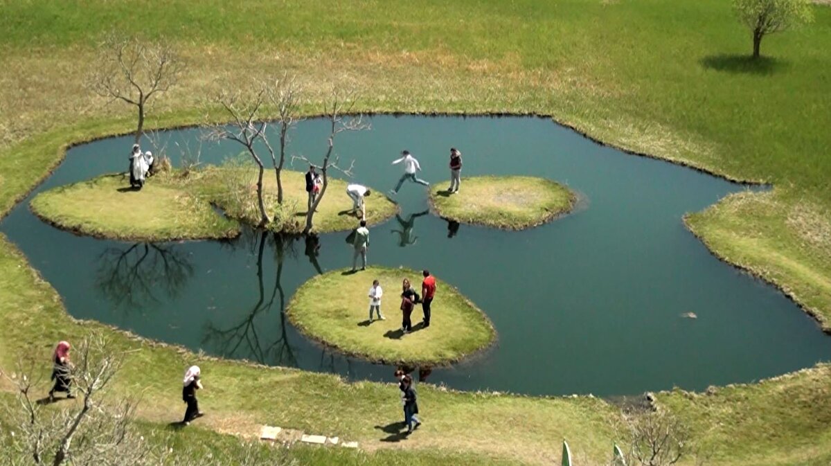 "Çok zor oluşuyorlar. Bununla birlikte yapılan insan müdahaleleriyle çok çabuk bozulabilirler. Bu yüzden bizim böyle hassas sistemleri korumamız lazım. Bunları günlük ya da özel amaçlar için sıklıkla kullandığımız zaman bunların doğal yapısında bozulmalar meydana gelecektir ve bunların tekrar oluşması için belki onlarca yıl ya da daha uzun yıllar gerekecektir. Bu yüzden bize düşen milli parkların belirlediği kullanma kurallarına uymamız lazım. Burayı günlük amaçlarla kullanmak oldukça riskli ve buralara yapılan çeşitli müdahaleler var. Sopalarla olsun, küreklerle olsun ya da ona benzer araçlarla olsun müdahaleler bunların çok hassas olan yapısını bozmakta ve dağılmasına neden olmaktadır. Çevreyi koruma görevimiz var. Çünkü bizim bunları çocuklarımıza, torunlarımıza teslim etme mecburiyetimiz var. Böyle özel sistemler dünyanın pek çok yerinde var ve ülkemizde de var ve bizim bu alanları iyi biçimde ve dikkatlice kullanmamız lazım. Kurallara uyulmadığı sürece bunları çok kısa sürede kaybederiz"