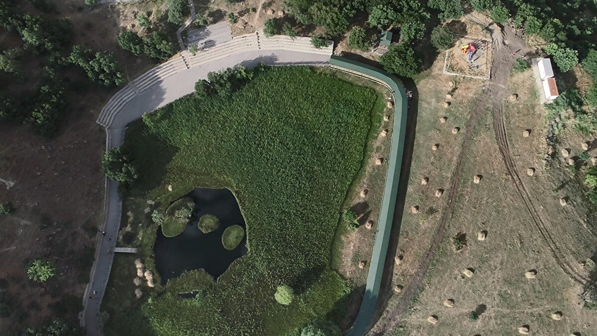 Ailesiyle Almanya'dan yüzen adaları görmeye gelen Kutbettin Demir, "Aslen Cizreliyim. Memleketime gitmek isterken yol üzerinde yüzen adaları eşim ve çocuklarımla birlikte görmek istedik. Gerçekten doğa harikası bir yer, ben yüzen adalara ilk defa geliyorum, çok güzel ve çok beğendik, herkesin gelip görmesini tavsiye ederim" diye konuştu.