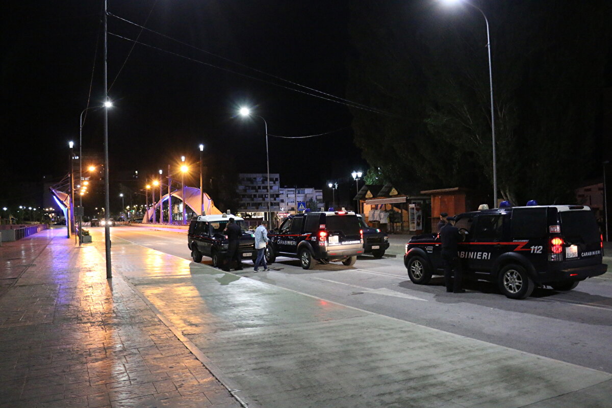 Kosova Polisi Müdür Yardımcısı Besim Hoti, AA'ya yaptığı açıklamada, Kosovalı Sırpların araçlarla sınır geçişlerini kapattığını doğrulayarak, polis güçlerinin de Brnjak ve Jarinje sınır kapılarını kapattığını ifade etti.<br><br>