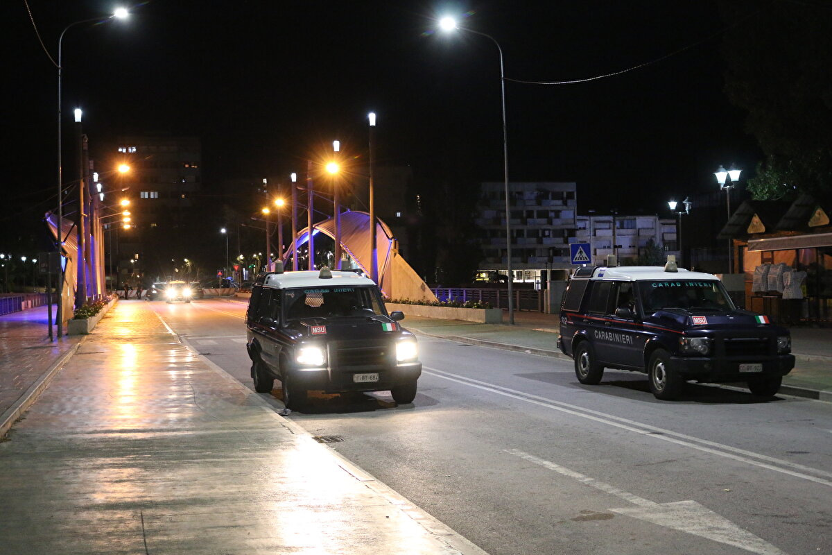 Kosova hükümetinin, ülkedeki Sırplara da ulusal araç plakası ve kimlik uygulamasını getiren, bu nedenle Sırbistan'la krize neden olan kararı bir ay ertelediği bildirildi.<br>