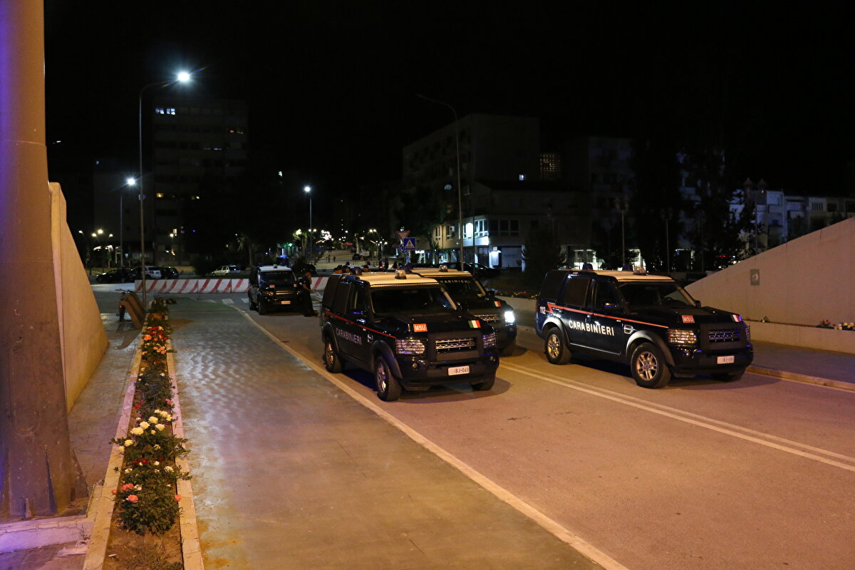 Kosova hükümetinden yapılan açıklamada, yarın hayata geçirilmesi planlanan Kosova'da yaşayan Sırplar dahil herkesin Kosova kimlik kartı ve plakasına sahip olma zorunluluğun 1 Eylül'e kadar ertelediği ifade edildi.<br><br>Hükümetin, Kosovalı Sırpların bu akşam sınır geçişlerini kapatma eylemini kınadığına işaret edilen açıklamada, bunların Sırbistan'ın başkenti Belgrad tarafından hazırlandığı ileri sürüldü.