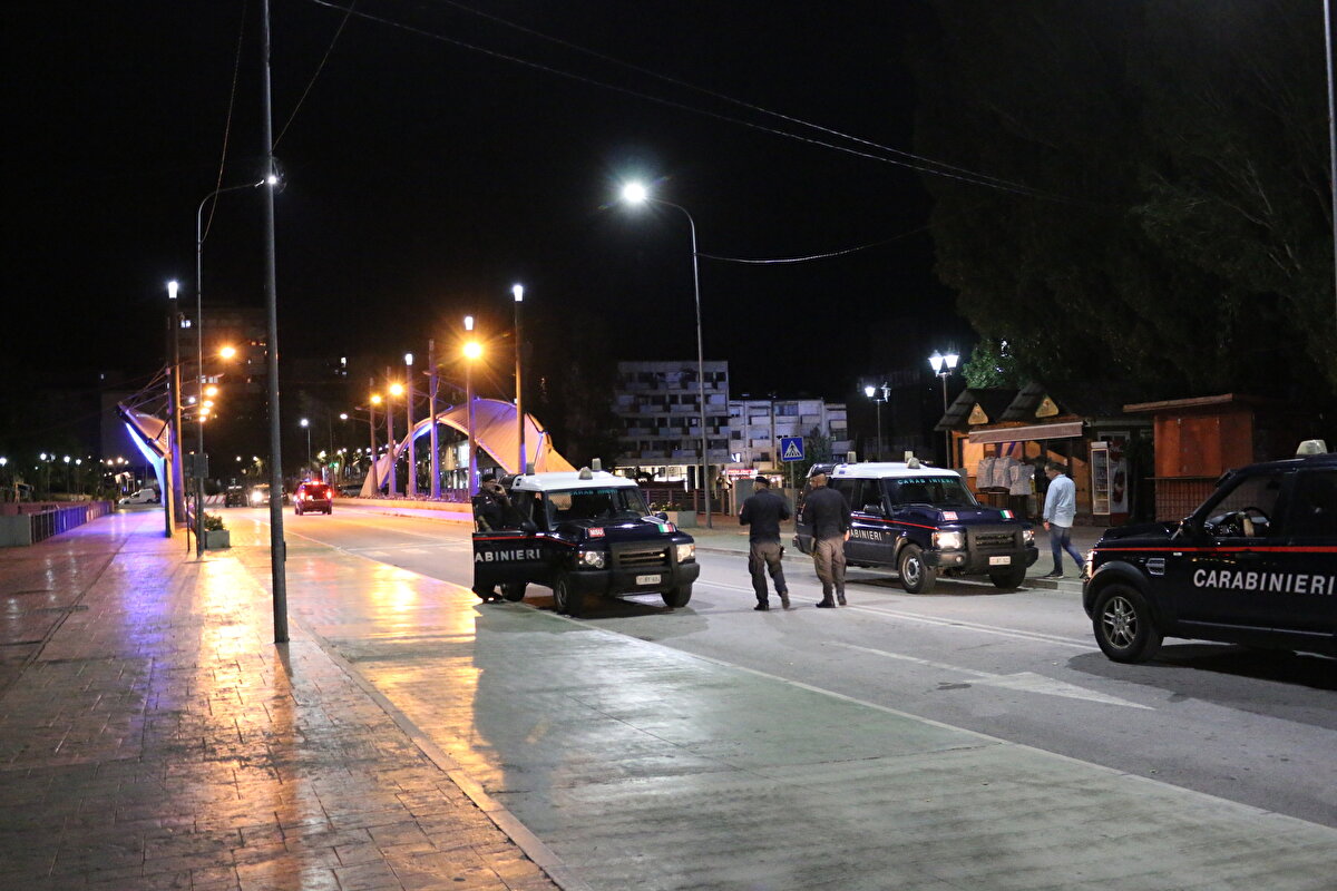 Kosova'da siren sesleri de duyulurken, ülke polisi bazı yerlerden silah sesleri geldiği ancak kimsenin yaralanmadığı bildirildi.<br><br>Sırbistan Savunma Bakanlığı ise Kosova'ya herhangi bir müdahalede bulunmadıklarını ve sosyal medyada yaşanan dezenformasyona itibar edilmemesi gerektiğini belirtti.