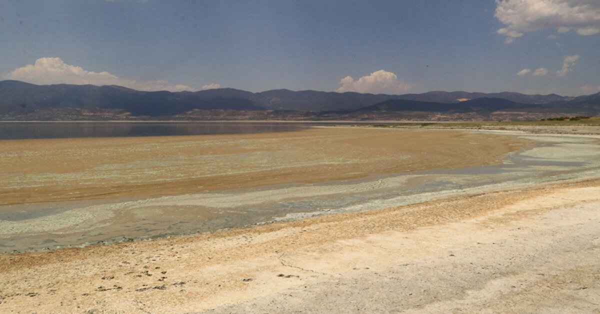Devlet Su İşleri bölgedeki kuraklığın önüne geçmek için çalışmalar yapıyor. Göl kenarında yapılan havuz ve güneş panalleriyle buharlaşma kısmen engelleniyor.<br><br>