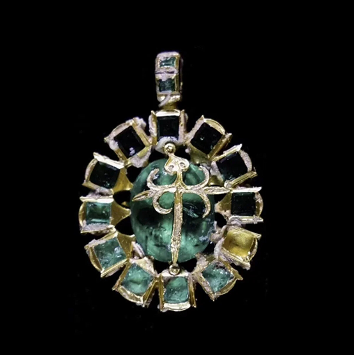 Üç altın zincirin yanı sıra İspanyol deniz ticaretinde derinden aktif olan dini bir şövalye grubu olan kutsal Santiago Tarikatı üyeleri tarafından takılan dört kolye de yeni keşfedilen eserler arasında yer aldı.<br><br>