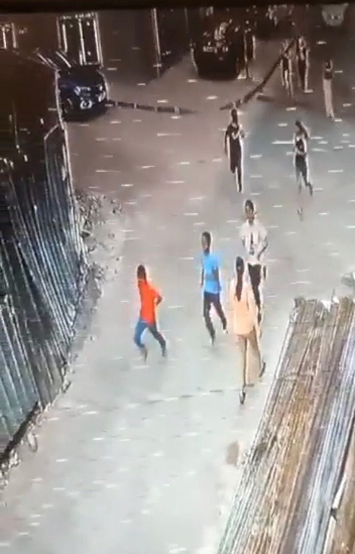 Mehmet Y. bu soruları yanıtsız bırakınca çocuklardan biri belinden çıkardığı cam şişeyi kırarak Mehmet Y.'nin koluna sapladı. Daha sonra olay yerinden kaçan çocukların TikTok videosu çekmek için Mehmet Y.'yi yaraladığı iddia edildi. Kolundan yaralanan Mehmet Y., ameliyat olurken, ailesi ise çocuklardan şikayetçi oldu.