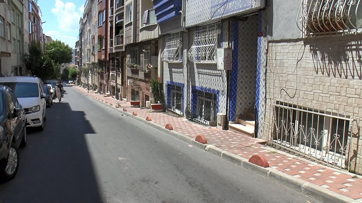 "TİKTOK VİDEOSU ÇEKİYORLAR"<br>Mehmet Y.'nin amcası Ayhan Y., "Çocuklar kapının önünde otururken 8 tane çocuk gelip adres soruyorlar. Yeğenim 'Size ne' tarzında cevap veriyor. Daha sonra bir tanesi belinden şişeyi çıkarıp yerde kırdıktan sonra çocuğun eline batırıyor. El üstü tendomları falan koptu. Kemiğinde zede var. Ameliyat edildi dün akşam. Biz şikayette bulunduk. 14-15 yaşlarında 7-8 kişiler. O esnada zaten TikTok videosu çekiyorlar" dedi.