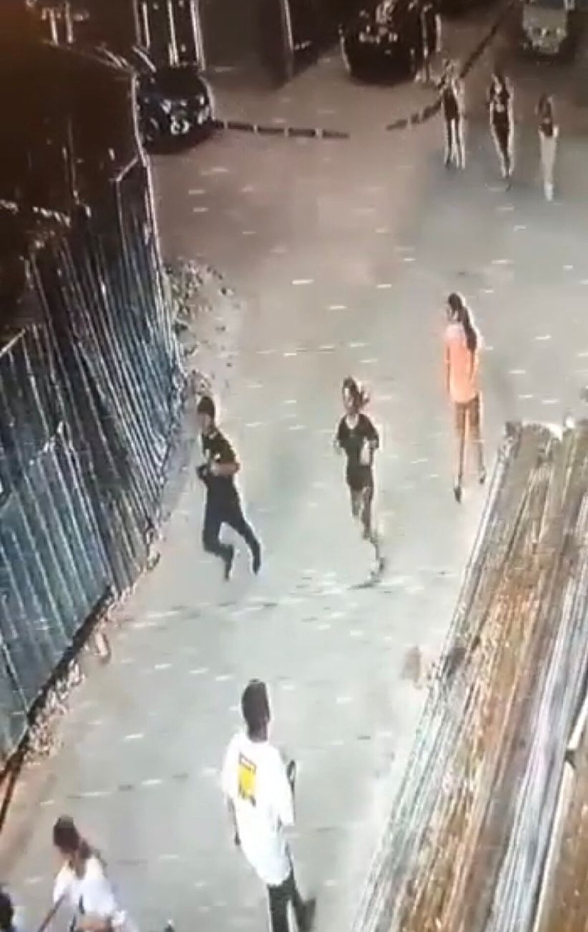 Olay, önceki gün saat 19.30 sıralarında Kartaltepe Mahallesi'nde meydana geldi. İddialara göre, 14 yaşındaki Mehmet Y., arkadaşlarıyla birlikte sokakta oyun oynuyordu. Bu esnada yaşları 14 ile 16 arasında değişen 8 çocuk, Mehmet Y.'ye yaşını, nerede yaşadığını sordu.