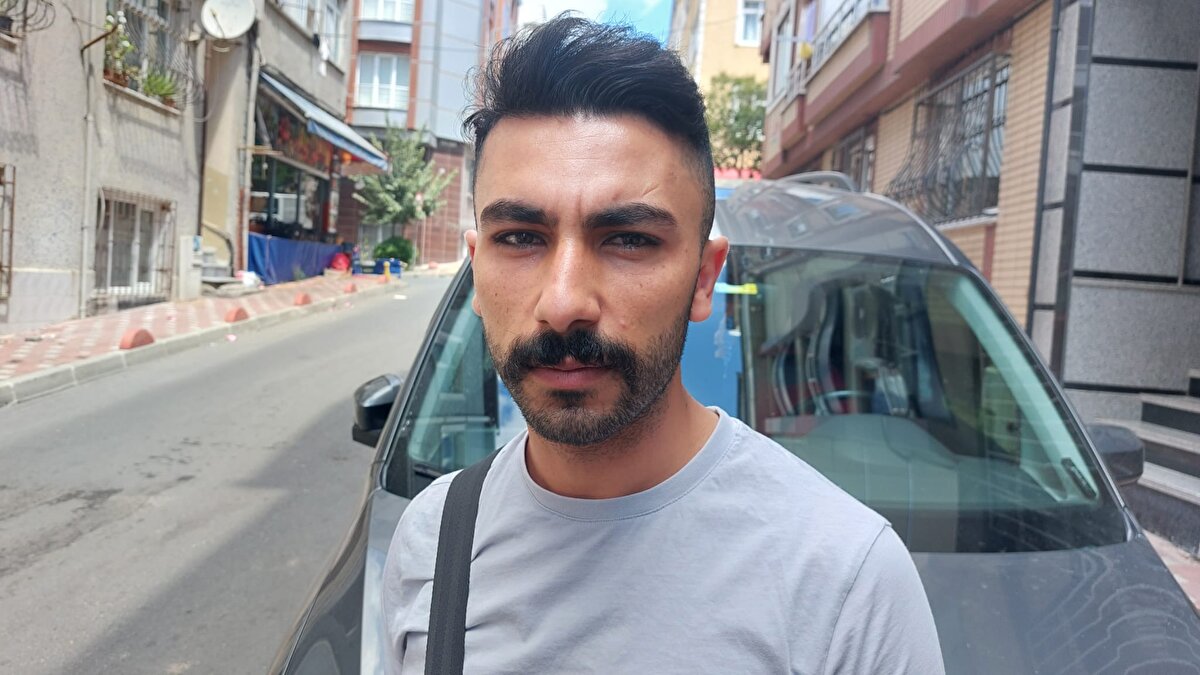 "BANA DURDUK YERE SALDIRDILAR"<br>Kolundan yaralanan Mehmet Y., "Akşam arkadaşlarımla burada top oynuyorduk. Sonra bir grup geldi 16 yaşlarında. Geldiler topu istediler, evimin adresini sordular söylemedim. Bunlarla biraz kavga ettim bağırdım. Çocuğun biri elbisesinin altından şişe çıkardı ve yere vurdu. Sonra geldi bana batırmaya çalıştı. Bana durduk yere saldırdılar. Arkadaşlarımdan birisinin boynunu tuttular" ifadelerini kullandı.