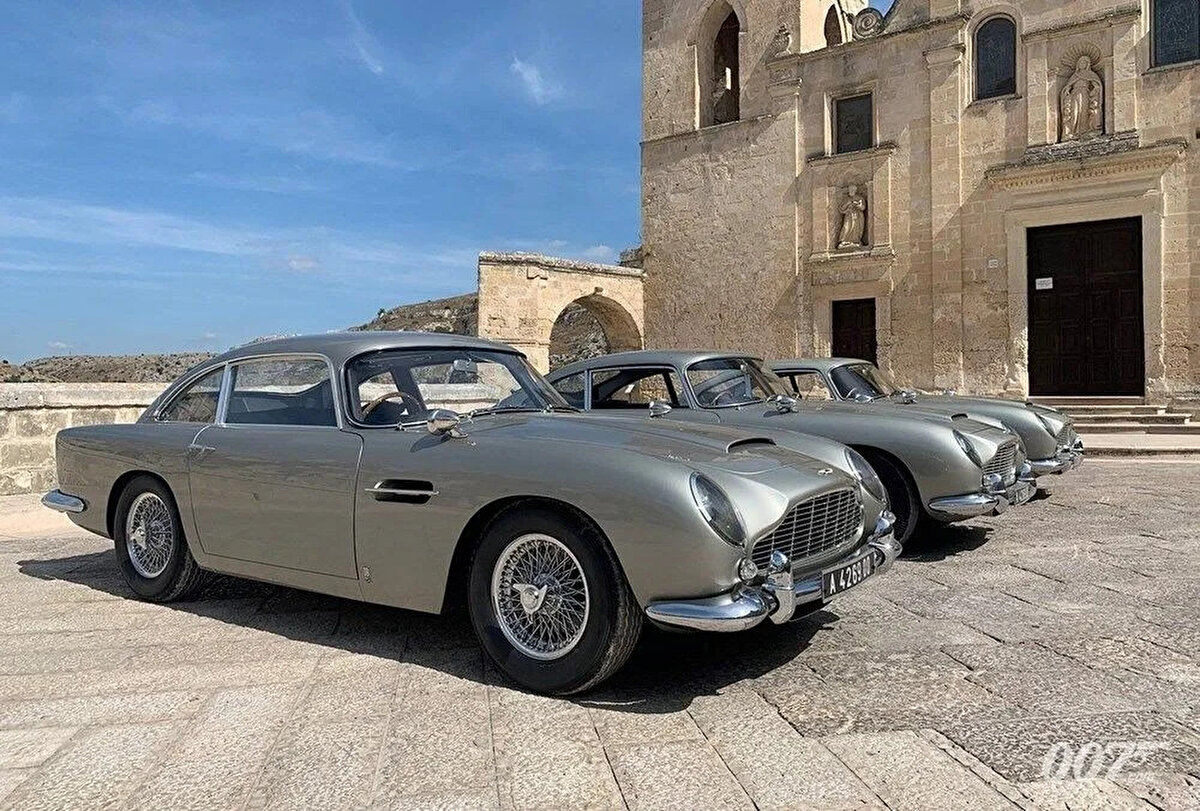 Aston Martin DB5, Haziran 1997'de ABD'nin Florida eyaletinde bulunan Boca Raton Havalimanı'ndaki özel uçak hangarından çalınmıştı. Otomobil o sırada iş insanı ve araba koleksiyoncusu Anthony Pugliese'ye aitti.<br><br>