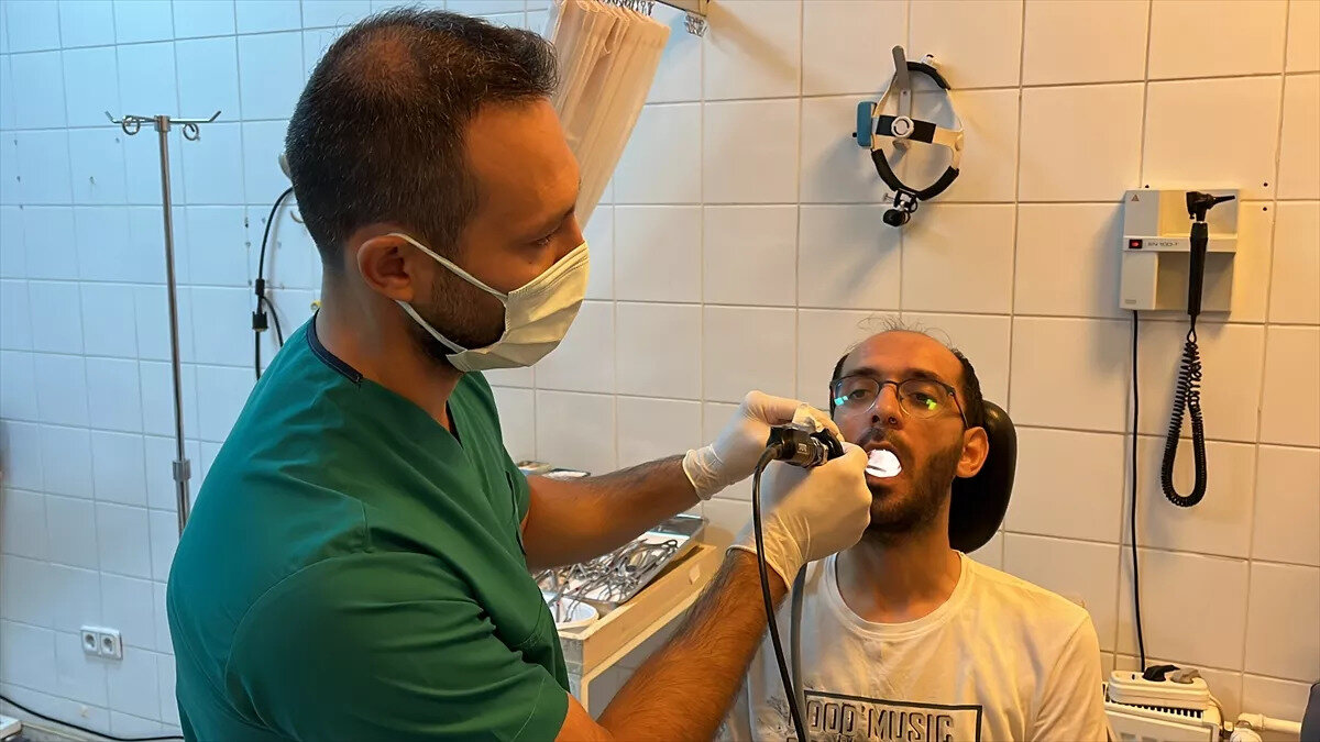 Doç. Dr. Sivrice, "2 yıldır yemek yemekte güçlük ve uykuda artan nefes darlığı şikayetiyle polikliniğimize gelen hastaya yapılan tetkiklerde hastanın genzinden yutağına kadar uzanan yaklaşık 5 santimlik kitle tespit edildi. Genizden başlayıp aşağı doğru tutunan vakaya daha önce hiç rastlamadık. Baş boyun bölgesine yerleşim bu tip tümörler için çok nadirdir. Gerekli görüntülemeleri yaparak hastaya endoskopik operasyon planlandı, dışarıdan herhangi bir kesi yapılmaksızın 2 saat süren ameliyatla kitle tamamen çıkarıldı. Sonucu atipik lipomatöz tümör olarak raporlanmış olup takiplerinde operasyon sahası tamamen iyileşmiş olarak görüldü. Kronik Lenfositer Lösemi (KLL) geçirmiş olan hastamızın genetik analizleriyle birlikte literatüre kazandırılacak olup bu geniz yerleşimli kitle dünyadaki tanımlanan ilk vakadır. Takibimizde olan hastada 5 aydır herhangi bir nüks bulgusu izlenilmedi" dedi.