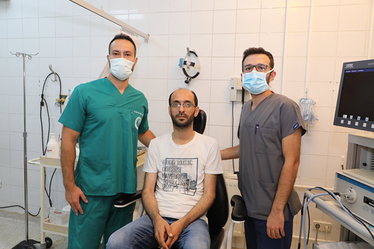 '2 SAAT SÜREN AMELİYATLA ÇIKARILDI'<br>Daha önce böyle bir vakayla karşılaşmadığını söyleyen SDÜ Araştırma ve Uygulama Hastanesi KBB Hastalıkları Anabilim Dalı Öğretim Üyesi Doç. Dr. Mehmet Emre Sivrice, operasyon sonrası hastanın sağlıklı olarak taburcu olduğunu söyledi