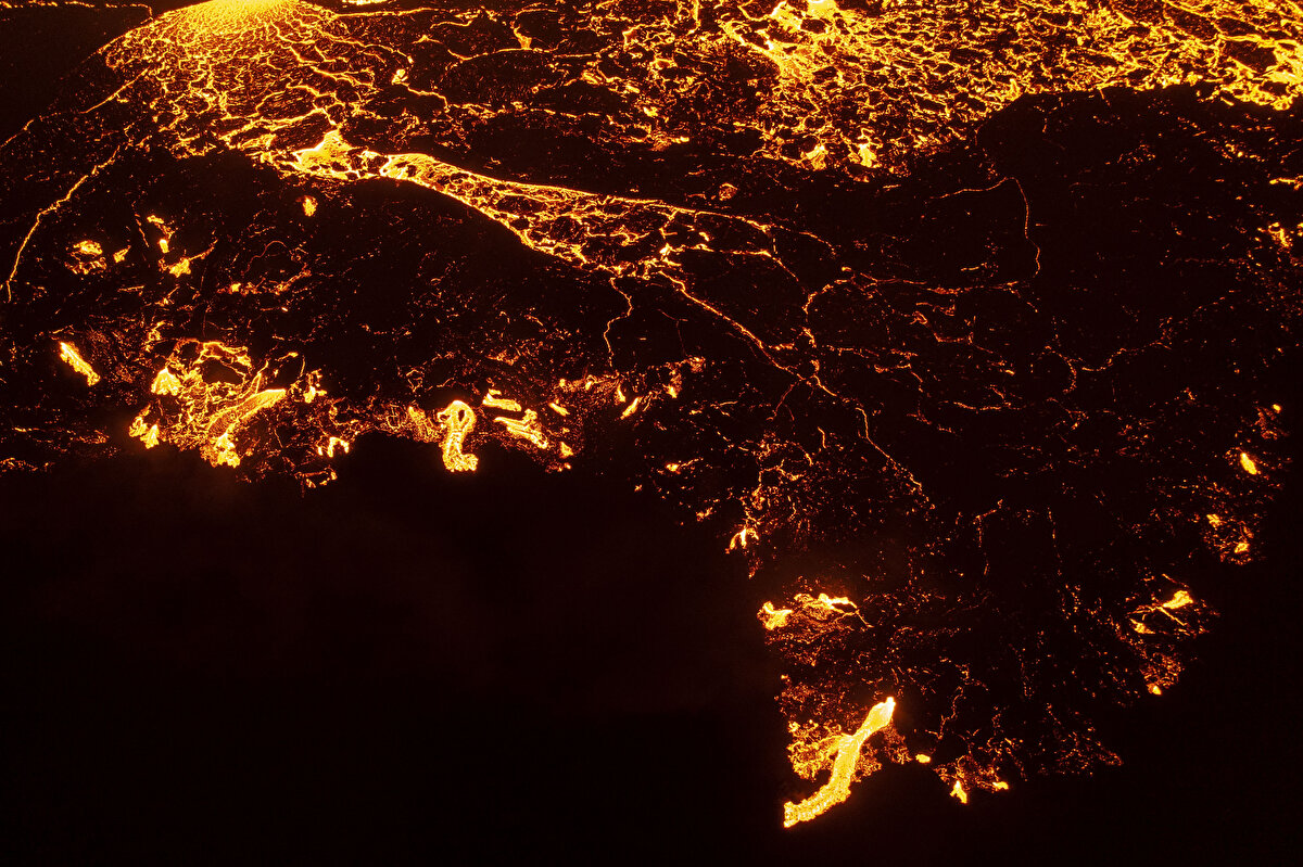 Reykjanes Yarımadası'nda bulunan ve geçen yıl faaliyete geçen Fagradals Yanardağı, 6 bin yıl sonra lav püskürtmeye başlamıştı.<br><br>