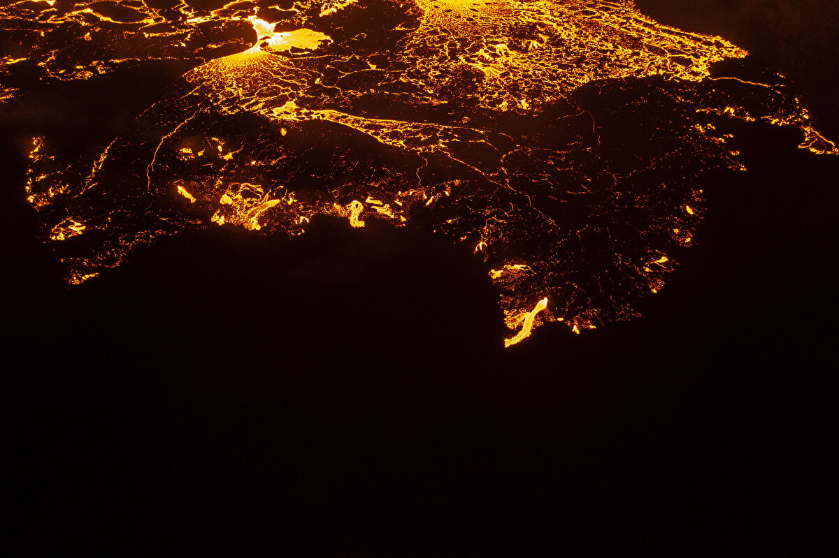 Avrasya ve Kuzey Amerika tektonik levhaları arasında kalan İzlanda'da depremler ve volkanik hareketlilikler sıkça görülüyor.<br>