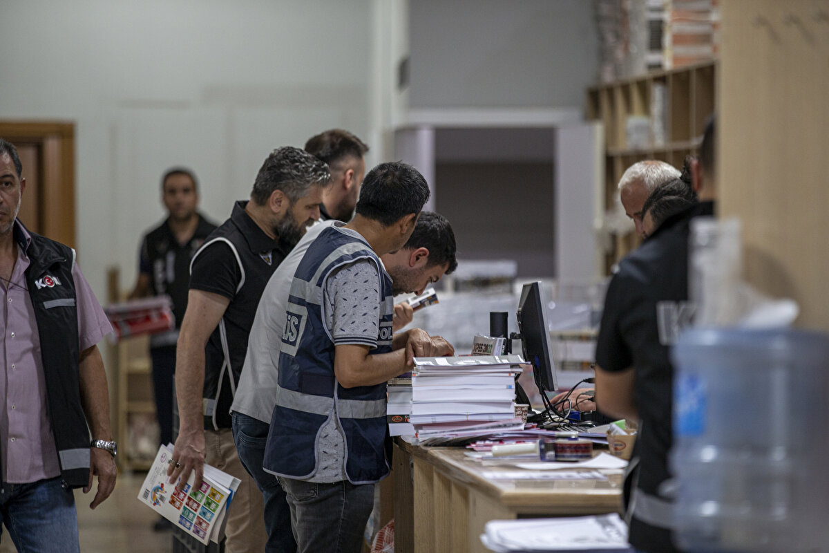 Emniyet ekipleri tarafından yayınevinin Kızılay ve Ostim'deki adreslerinde yapılan aramalarda, incelenmek üzere çok sayıda dijital materyale ve soru örneklerine el konuldu.<br><br>