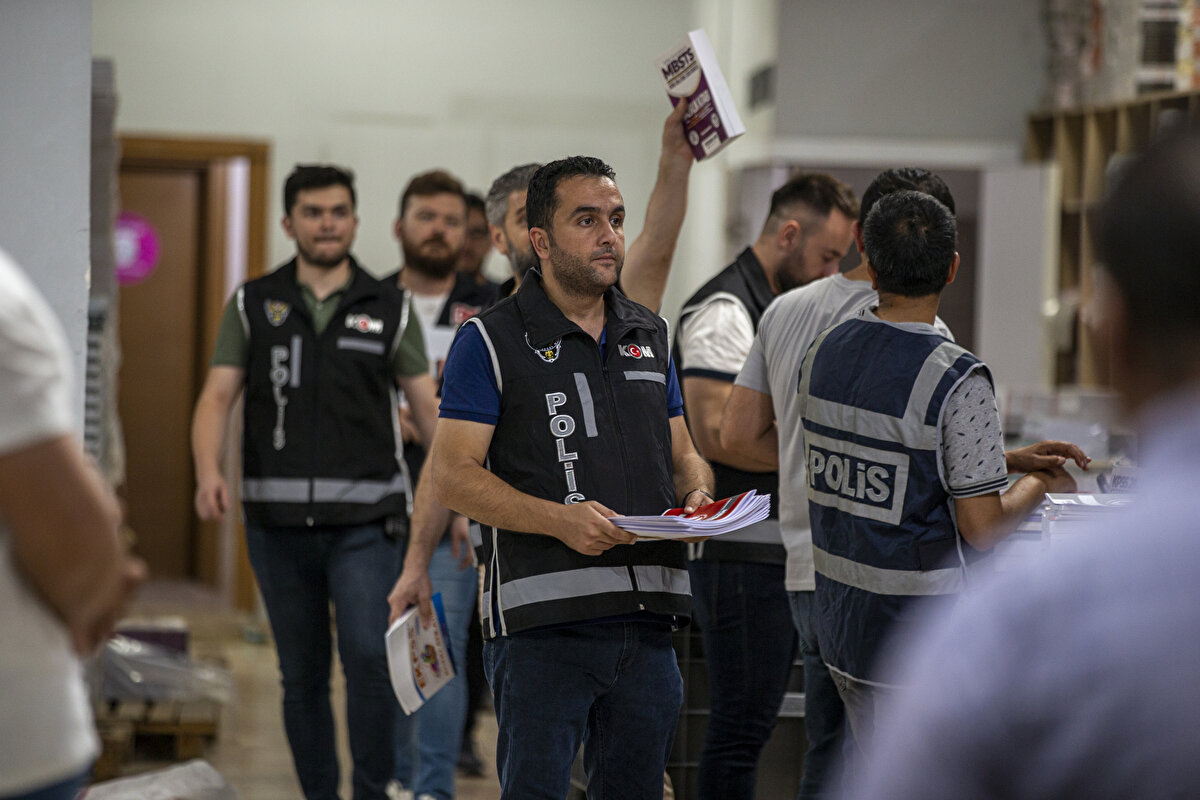 Yediiklim Yayınları avukatı Mustafa Serdar Gözüküçük, operasyon sonrası yaptığı açıklamada, bir soru dışında birebir benzer sorunun olmadığını aktararak "Sınava girmiş tüm öğrencilerin dört gözle beklediği, bu soruşturmanın güvenilir, hızlı ve kamuoyunu tatmin edecek şekilde sonuçlanabilmesi için gün içerisinde tüm bilgi, belge ve dokümanlar idari birimlere, güvenlik birimlerine teslim edilmiştir. Sosyal medyada bir tıkla herkese yayımlanan sorumsuzca paylaşımlarda, bir soru dışında aslında birebir sorunun olmadığı ancak benzer soruların olduğu görülecektir" dedi.<br><br>