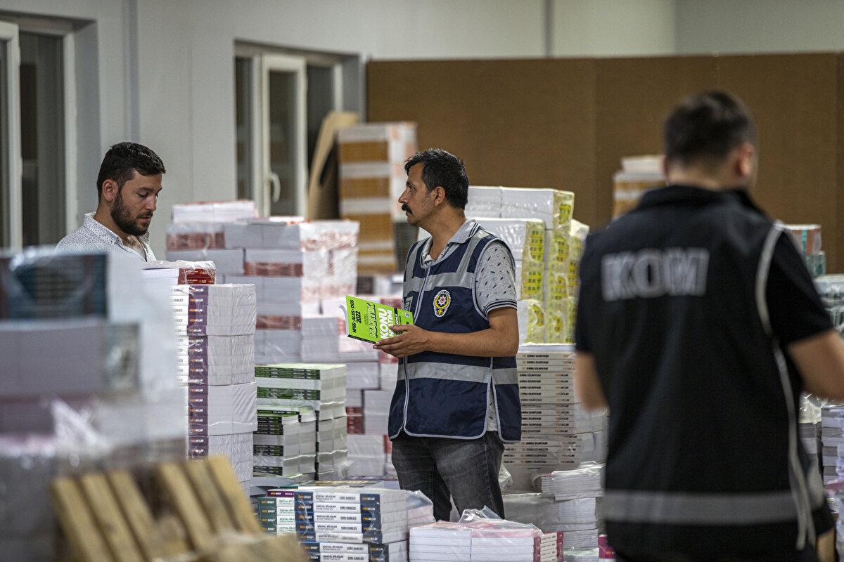 KPSS'de çıkan bazı soruların Yediiklim Yayınevi'ne ait deneme sınavlarında da yer alması, başsavcılığı harekete geçirdi. Ankara Emniyet Müdürlüğü Mali Suçlarla Mücadele Şube ekipleri soruşturması kapsamında, yayınevine ait 2 adrese baskın düzenleyerek arama yaptı.