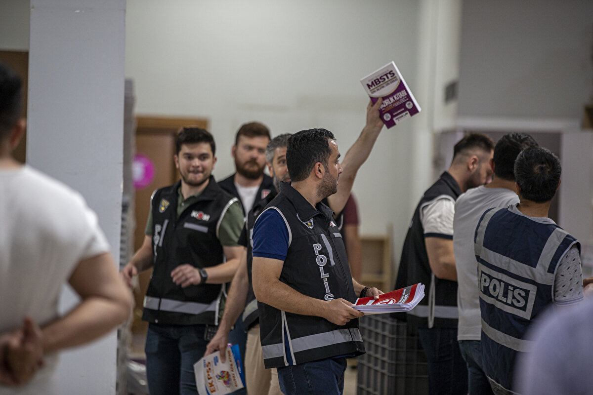 Avukat Gözüküçük, açıklamasının devamında şunları kaydetti: "Bu konuda yarın daha detaylı, soru örneklerinin de yer aldığı bütün belgeler basın mensuplarına takım halinde dağıtılacaktır. Yarın yine DDK'ya da gerekli bilgilendirme notları iletilecektir. Şu anda hiçbir gözaltı yok, gözaltı olacak bir durum da yok. Bunların sadece belli bir öğrenci grubuna veya kendi öğrencilerimize değil, alenileştirilerek Türkiye'deki 980 ilçemize gönderilen, genel testler olduğu ortadadır. Zaten aynı sorular YouTube kanalımızda ve sosyal mecrada, hocalarımızın video çözümlerinde de yayınlanmıştır. Hiç kimseye özel olarak soru verilmemiştir."<br><br>