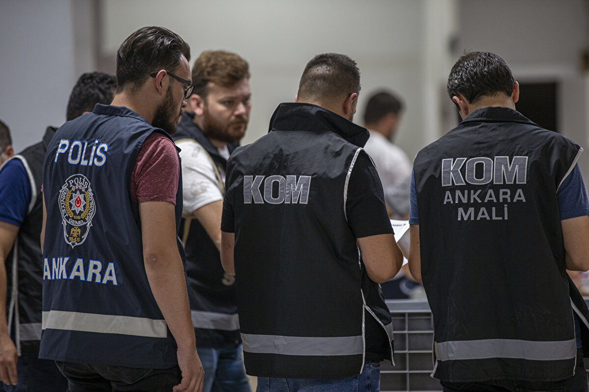 "31 Temmuz 2022 tarihinde gerçekleştirilen Kamu Personeli Seçme Sınavında (KPSS) çıkan bazı soruların, bir yayınevi tarafından çıkarılan deneme kitapçığındaki sorularla benzerlik gösterdiği yönündeki iddialar üzerine, konunun denetlenmesi için Sayın Cumhurbaşkanımız tarafından Devlet Denetleme Kurulu (DDK) görevlendirilmiştir. Devlet Denetleme Kurulu tarafından gerçekleştirilen denetleme ile eş zamanlı olarak Yükseköğretim Kurulunca da inceleme başlatılmış olup sonuç en kısa zamanda ve şeffaf bir şekilde kamuoyu ile paylaşılacaktır."<br><br>