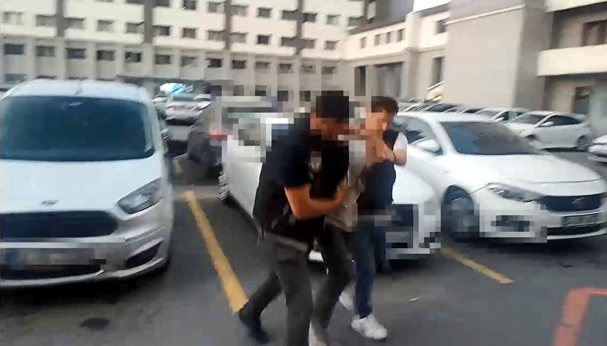 Cep telefonundan uyuşturucu satıcısına "10 hap" cevabını veren Oğuzhan İ., 21 yaşındaki uyuşturucu madde satıcısıyla buluşmak üzere uyuşturucu madde satıcısını Avcılar'a çağırdı.<br><br>