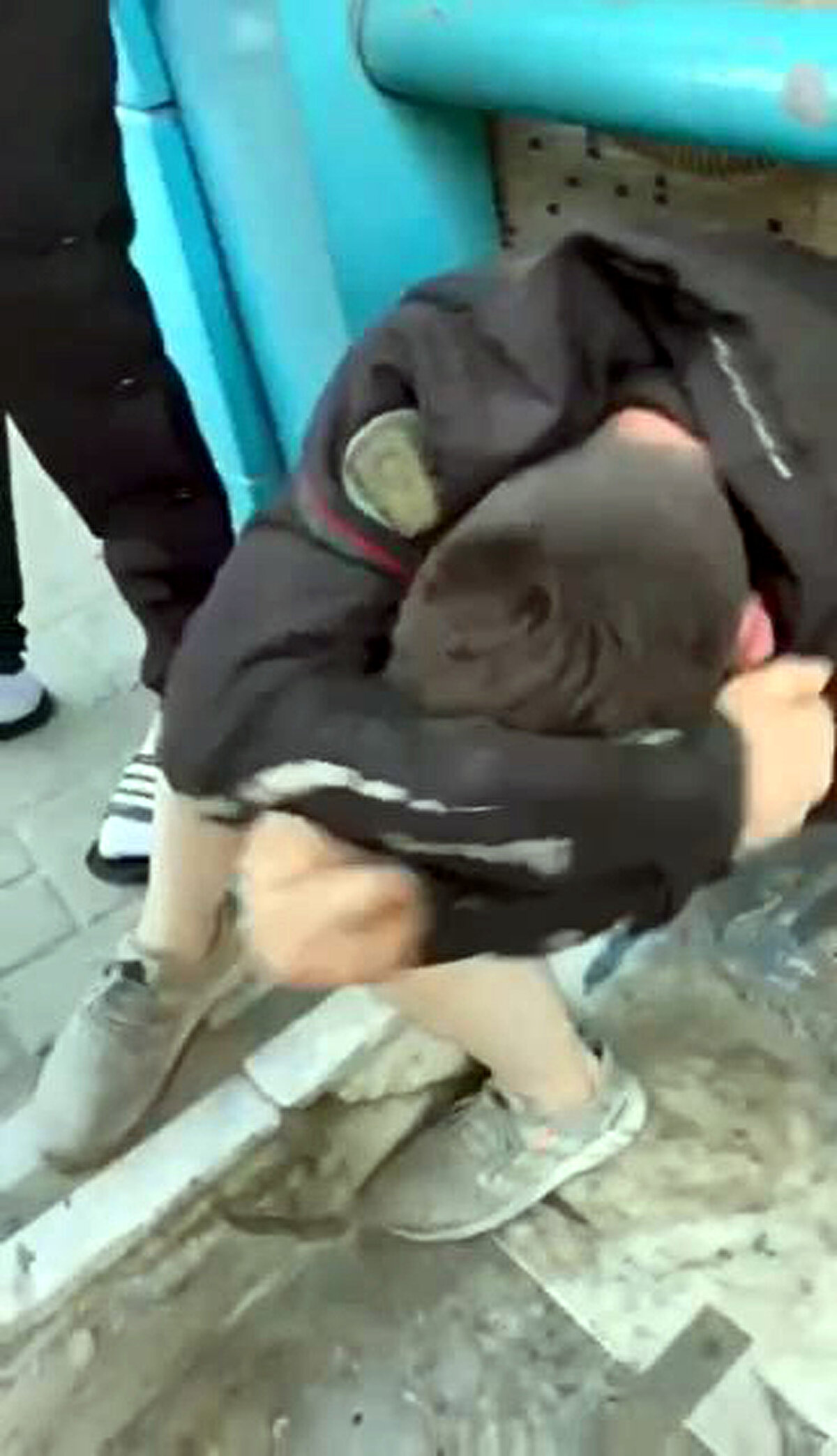 Kız arkadaşına uyuşturucu madde satmak isteyen ve "Torbacı" olarak adlandırılan uyuşturucu madde satıcısı F.Y.'yi döven Oğuzhan İ., uyuşturucu satıcısı F.Y.'yi karakola götürerek polislere teslim etti.<br><br>