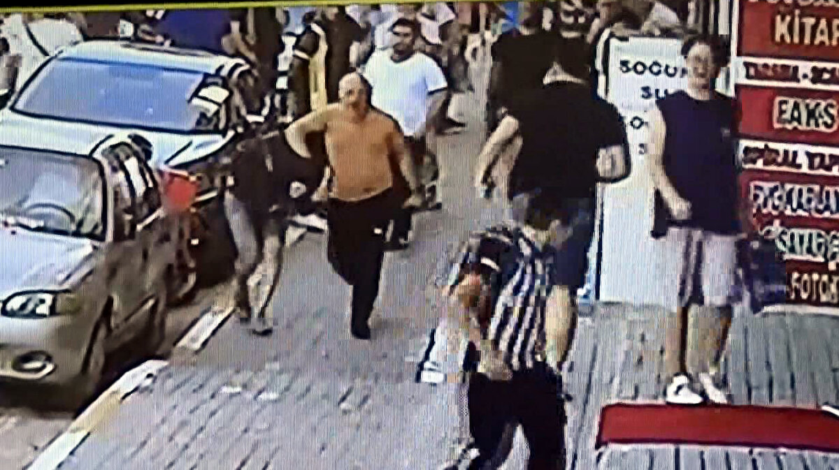 Sabah’tan Emir Somer’in haberine göre 27 yaşındaki kızın babası olduğu iddia edilen 37 yaşındaki Oğuzhan İ.'nin kızın babası değil sevgilisi olduğu ortaya çıktı. Kısa bir süre sonra Avcılar'daki buluşma noktasına gelen Oğuzhan İ., 21 yaşındaki uyuşturucu madde satıcısı F.Y.'ye saldırdı ve darp etti.<br><br>