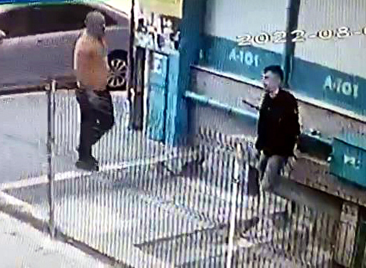 Olay İstanbul'un Avcılar İlçesi'ne bağlı Merkez Mahallesi'nde yaşandı. İddialara göre; kız arkadaşının cep telefonuna gelen mesajları gören Oğuzhan İ., cep telefonuna gelen "Ne kadar uyuşturucu hap istiyorsun?" mesajına yanıt verdi.<br><br>