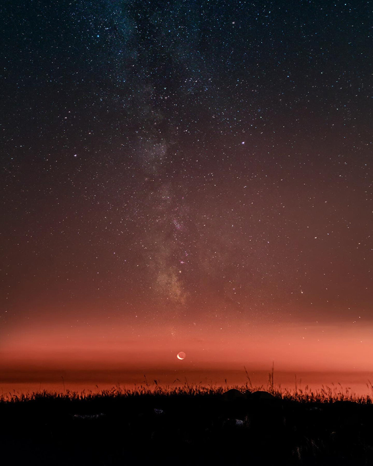 Halk arasında 'yıldız kayması' olarak bilinen gök taşı veya meteor yağmurları, her yıl 8 kez gerçekleşiyor. Gök taşlarının son derece yüksek hızlarla dünya atmosferine girerek sürtünme sonucu yanmasıyla oluşan yağmurlarının en dikkat çekicisi ise 11-12 Ağustos gecesi yaşanacak. 14 Temmuz'da başlayıp 1 Eylül'e kadar sürecek Perseid (Perse) gök taşı yağmuru, yaz mevsimine denk gelmesi nedeniyle ışık kirliliğinin az olduğu yüksek rakımlı alanlarda daha rahat izlenecek.