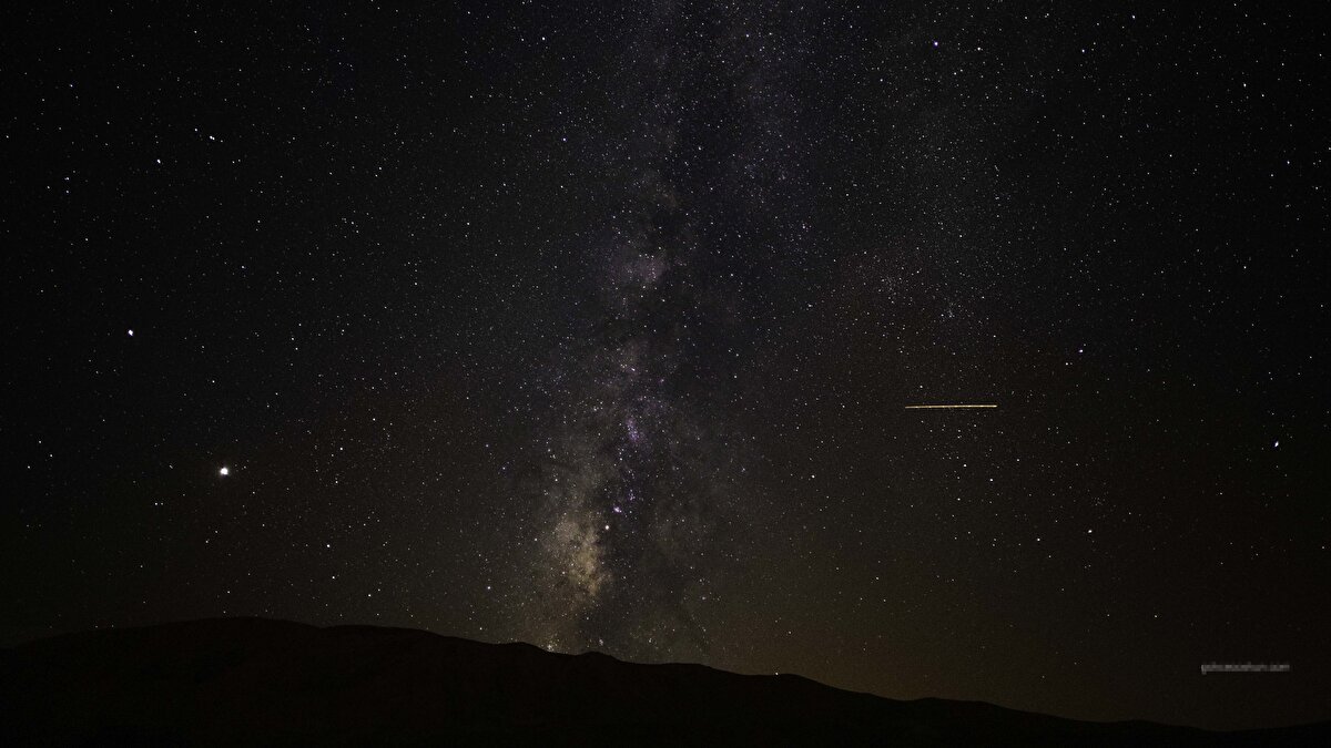 MERAKLILAR YÜKSEK KESİMLERE ÇIKIYOR<br>Sayılı günlerin kaldığı Perseid meteor yağmurunu izlemek için gökyüzü meraklıları, şehir ışıklarından uzak alanlarda hem fotoğraf çekimi hem de çıplak gözle bu şöleni seyredebilmek için programlar hazırladı. Ağustos ayının 2'nci haftasında en yoğun meteor yağmurunun yaşanacağı Perseid'i izlemek için Antalya'daki gökyüzü meraklıları, 13 Ağustos gecesi 2 bin 400 rakımdaki Saklıkent Kayak Merkezi'nde buluşacak. Ayrıca Perge Antik Kenti'nde de tarihi eserlerle birlikte meteorların görüntülenebileceği özel bir gözlem etkinliği olacak.Saklıkent'teki gözlem şenliğini organize eden Antalya Kuş Gözlem Topluluğu'ndan Gökçe Coşkun, katılmak isteyen herkesin saat 21.00'de kendi imkanlarıyla gelebileceğini belirterek, “Gözlem için herhangi bir ekipmana gerek yok. Teleskop kuracağız. Ateş yakmak yasak, soğuk olabilir, yanınıza giysi almayı unutmayın" dedi.