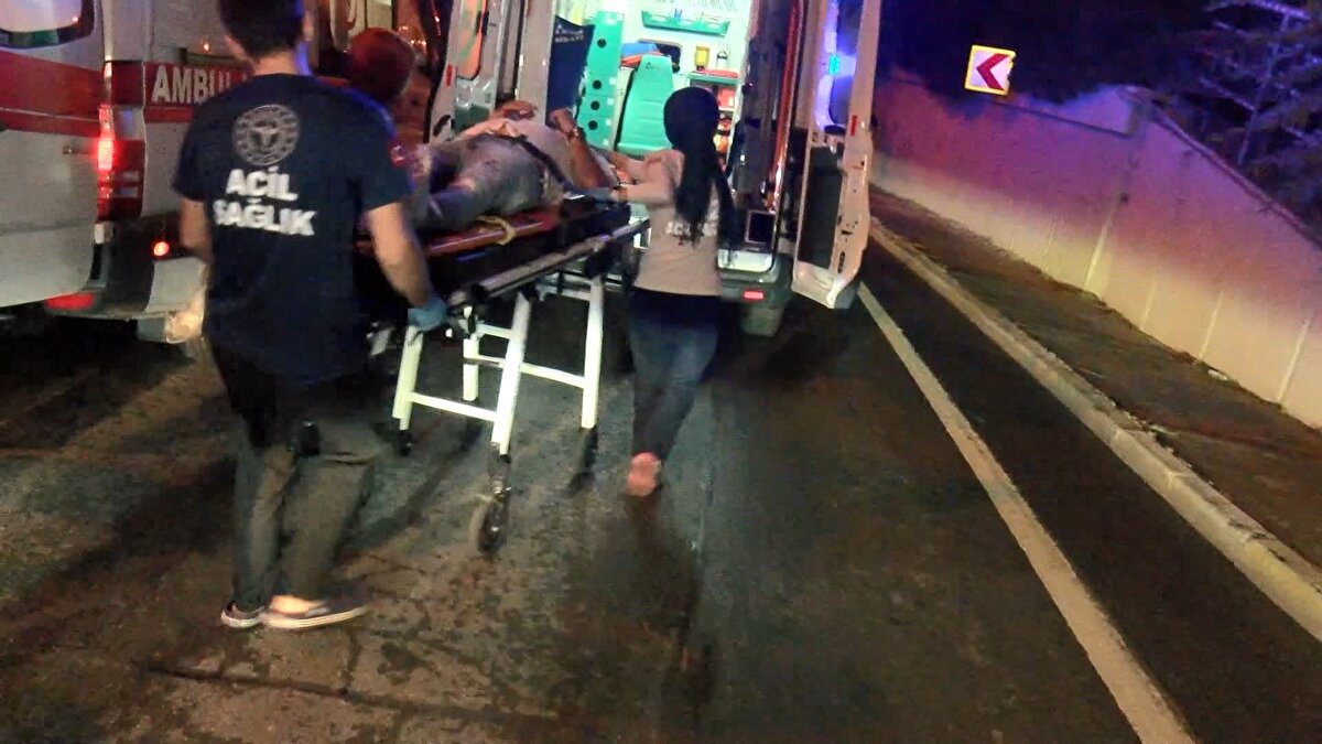 Kazanın ardından olay yerine çok sayıda ambulans ekibi sevk edildi. İlk müdahalesi olay yerinde yapılan yaralılar, ambulanslarla çevrede bulunan hastanelere sevk edildi. 3 aracın karıştığı zincirleme kazada, aralarında kadın ve çocuklarında bulunduğu 7 kişi yaralandı. <br>