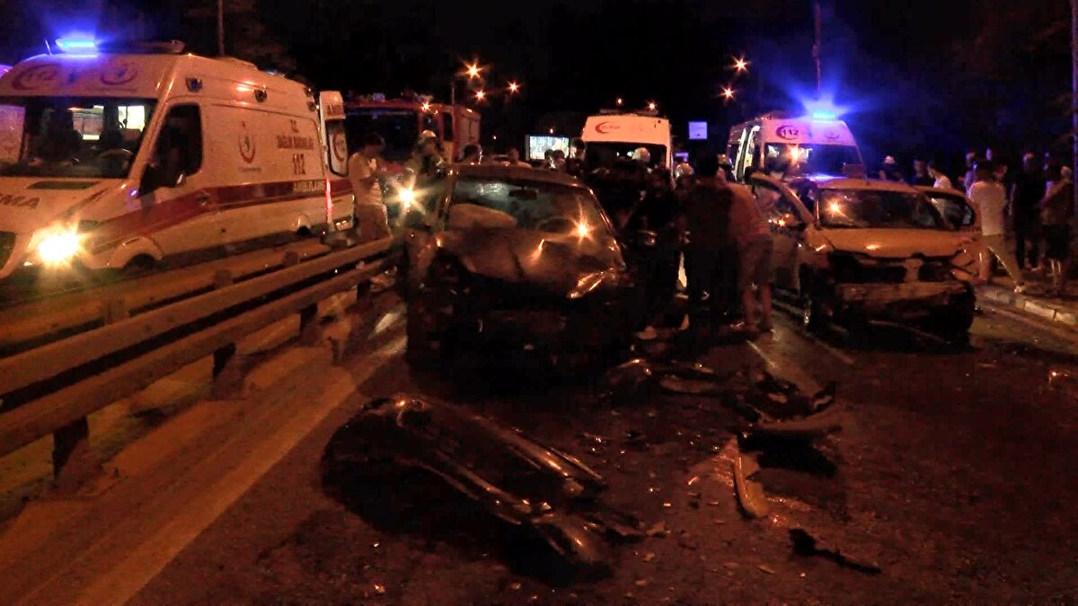 Kaza, saat 23.00 sıralarında Beşiktaş Ulus Mahallesi Akmerkez Yolu üzerinde meydana geldi. İddiaya göre, navigasyon yardımıyla hareket eden 34 J 838 plakalı otomobil, Akmerkez Yolu'ndan ters yöne girerek Levazım istikametine doğru ilerlemeye başladı. Ters yöne giren araç, Levazım'dan Akmerkez istikametine doğru giden ve içerisinde İsrail uyruklu 4 yolcunun bulunduğu 34 TFJ 95 plakalı taksiyle kafa kafaya çarpıştı. Kazanın ardından 34 ELJ 838 plakalı otomobil de kaza yapan araçlara çarparken, kaza yeri adeta can pazarına dönüştü. İhbar üzerine olay yerine çok sayıda sağlık, itfaiye ve polis ekibi sevk edildi. 