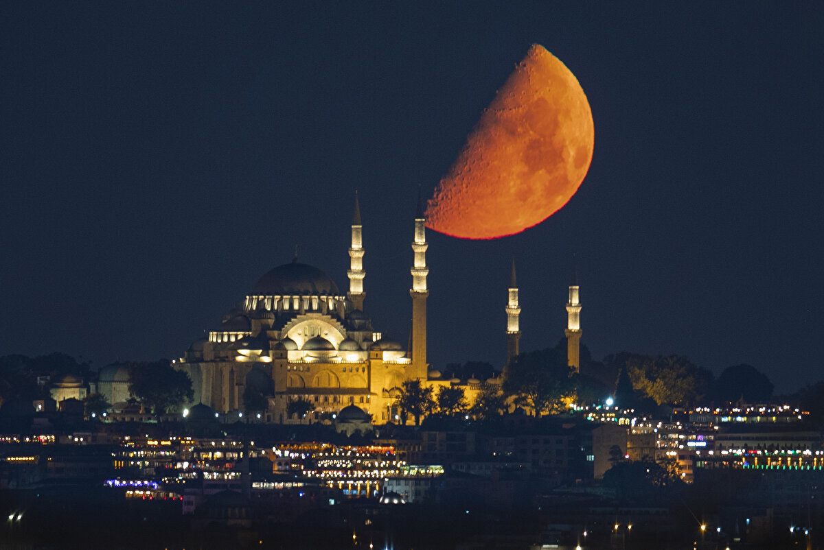 İstanbul'da tarihi yarımadanın üzerinde beliren yarım ay, tarihi mekanlarla birlikte güzel bir görüntü oluşturdu.<br>