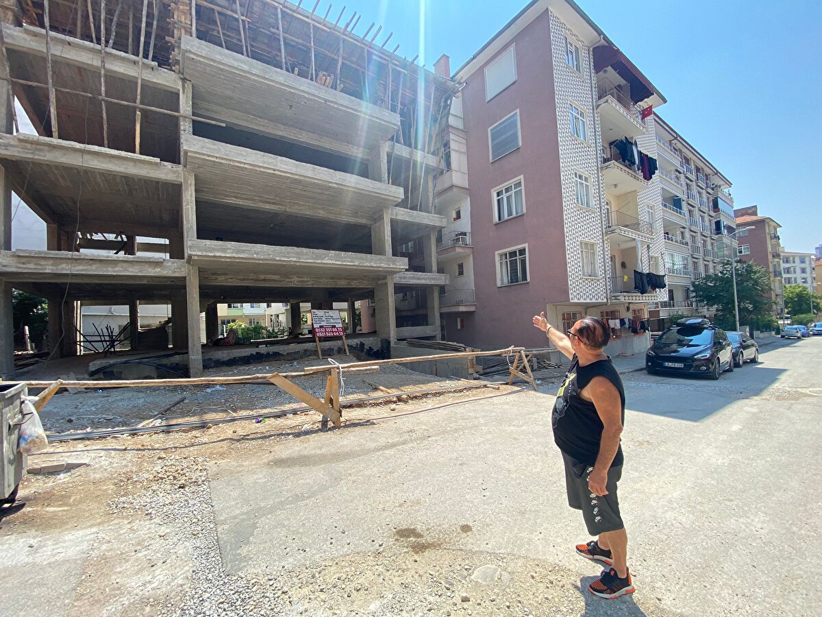 'SANKİ DEPREM OLMUŞ GİBİ EVE YASLANMIŞ'<br>Şahbaz, inşaata izin verilmesini anlayamadığını da belirterek, şu ifadeleri kullandı:<br>"Bilirkişi buradaki binayı görmemiş mi? Ankara'nın göbeğinde böyle bir binaya müsaade eden belediye çalışanına da 'helal olsun' diyorum. Mesleğini iyi yapmış. Bu binaya kimse müsaade etmez. Bu arsanın satılık olduğunu bilseydim daha önce biz alırdık. Bu daireler 150 metrekare olacak. 