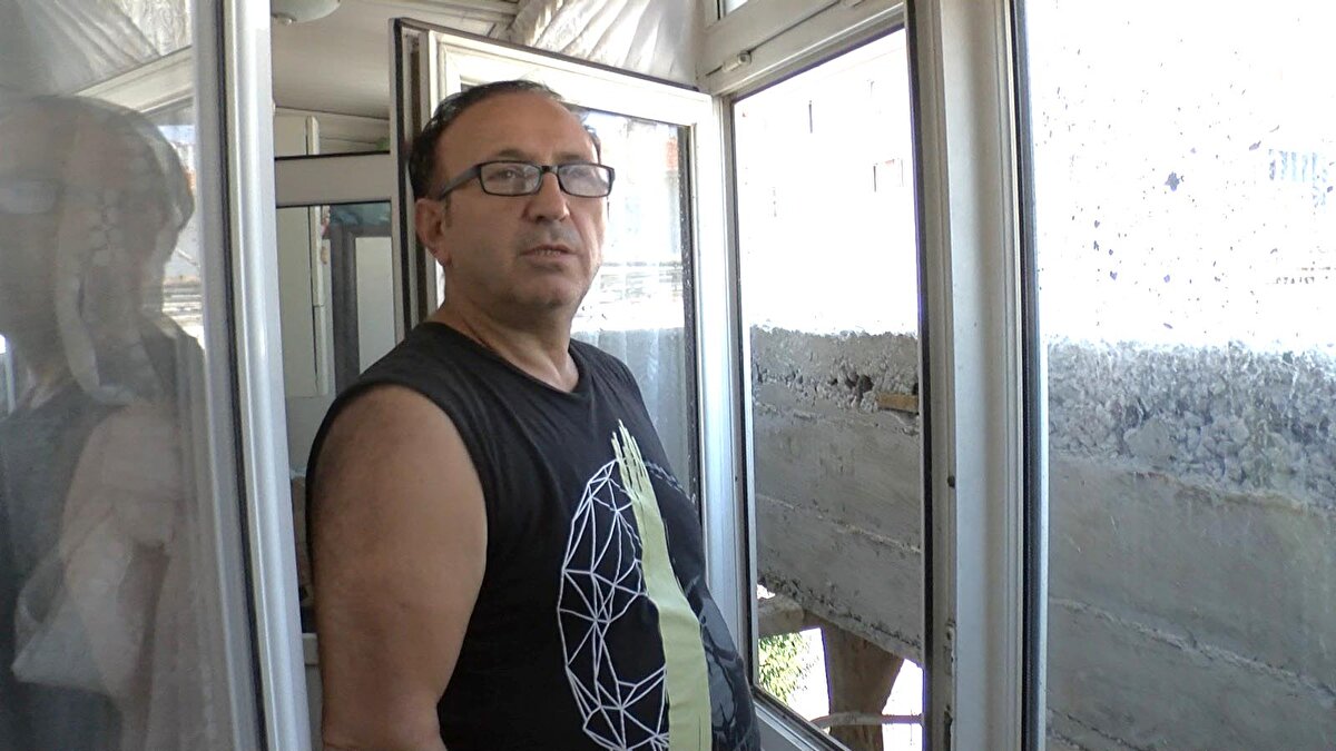 Yenimahalle 925 Caddesi'ndeki arsada yapımı süren apartman inşaatı, bitişikteki Akif Şahbaz'a ait 4 katlı Şahbazlar Apartmanı'na 'sıfır' şekilde yükseldi. Kaba inşaatı devam eden bina nedeniyle 8 ailenin oturduğu apartmanın yan cehpesindeki 10 balkon ile pencereler tamamen kapandı. 