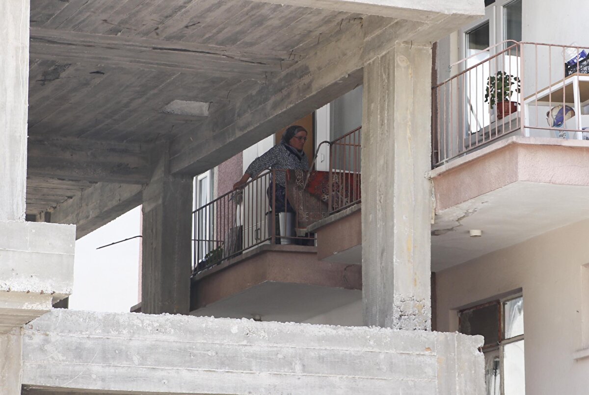 Yarın duvar örüldüğü zaman balkonlar ölecek. Bir tane balkon olsa anlarım da 10 tane balkon var. Ayrıca bu evin değeri 500 bin liraysa 300 bin liraya düştü. Böyle bir binada kimse daire almaz. Böyle bir şey hayatta görülmemiş. 10 balkonu öldürüp, buradaki insanları hapsetmeye hiç kimsenin hakkı yok" diye konuştu. 