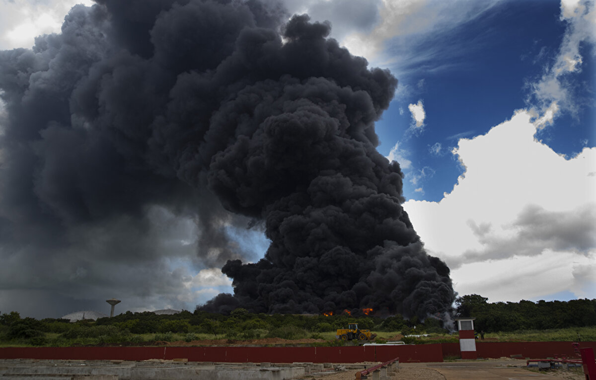 KÜBA, ULUSLARARASI İŞ BİRLİĞİ ÇAĞRISINDA BULUNDU<br><br>Devlet Başkanı Miguel Diaz Canel, Twitter hesabından yaptığı paylaşımda, petrol konusunda deneyimli uzmanlardan yardım talebinde bulunduklarını belirterek, "Meksika, Venezuela, Rusya, Nikaragua, Arjantin ve Şili'nin yardım tekliflerine teşekkür ediyoruz" ifadesini kullandı.