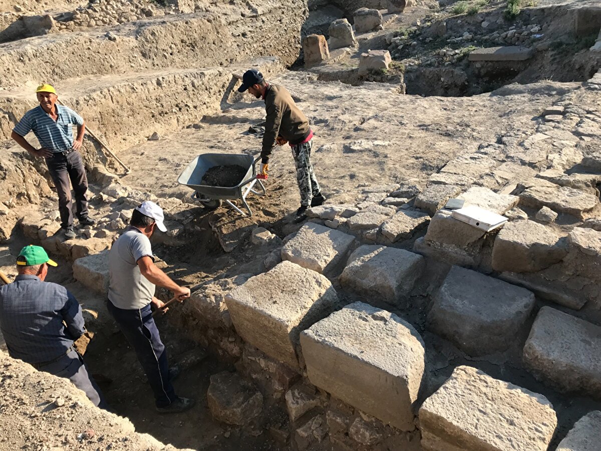 Uzun bir aranın ardından 1950'de yeniden başlatılan kazı çalışmaları günümüzde Kültür ve Turizm Bakanlığı Kültür Varlıkları ve Müzeler Genel Müdürlüğünün izni ve denetimiyle Pensilvanya Üniversitesi Müzesi'nden Prof. Dr. C. Brian Rose'un kazı başkanlığındaki ekip tarafından yürütülüyor.