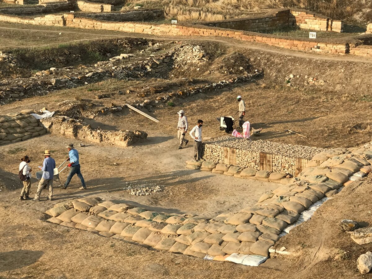 Bu yıl antik kentin dış şehir olarak adlandırılan bölgesinde Frigce bir taş yazıt bulundu. Helenistik Dönem'de I. Antiokhos'un (MÖ 281-261) hüküm sürdüğü yıllara tarihlendirilen yazıt, Gordion isminin geçtiği ilk ve tek yazıt olma özelliğini taşıyor.