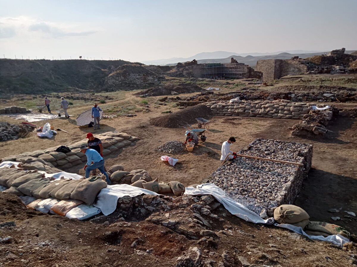 MÖ 540-333 tarihleri arasında Pers İmparatorluğu'nun hakimiyetinde olan antik kentte ulaşılan bu yazıtta Persli bir erkek ismi de yer alıyor.