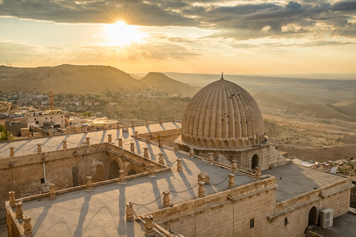 Mimari demişken caminin aslında iki minareli inşa edildiği fakat günümüze yalnızca bir tanesinin ulaştığı biliniyor. 15. yüzyılda Timur tarafından yıkıldığı savunulan minareyle ilgili bazılarının görüşü ise deprem veya yıldırım nedeniyle yok olduğu yönünde. Varlığını sürdüren minare ise caminin doğusunda bulunuyor ve şehadet parmağı formunda inşa edilmiş durumda.