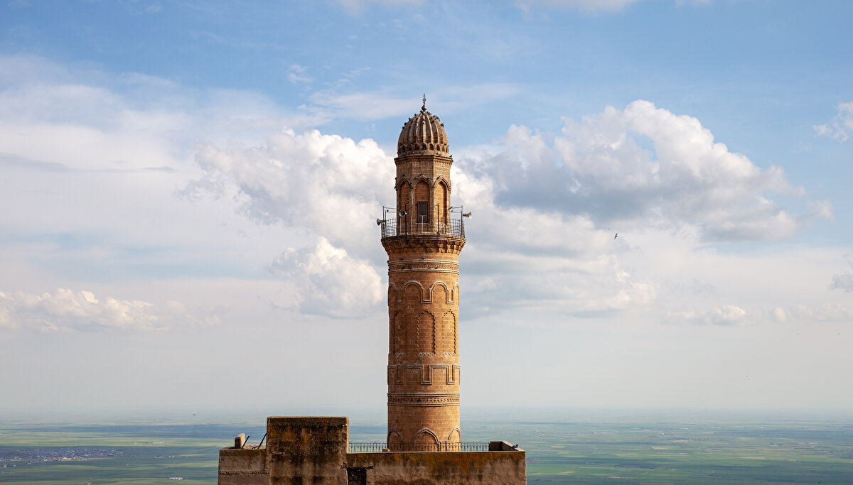 Günümüzde hala ibadete açık olan Ulu Cami'de Şafi ve Hanefi mezhebine bağlı insanların aynı anda namaz kılabilmeleri için iki ayrı bölümün varlığıyla beraber aslında İslamiyet'in dört büyük mezhebine de hitap ediyor. Hatta bu yüzden caminin planı enlemesine yapılmış ki saf tutan herkes imama eşit mesafede saf tutabilsin. 
