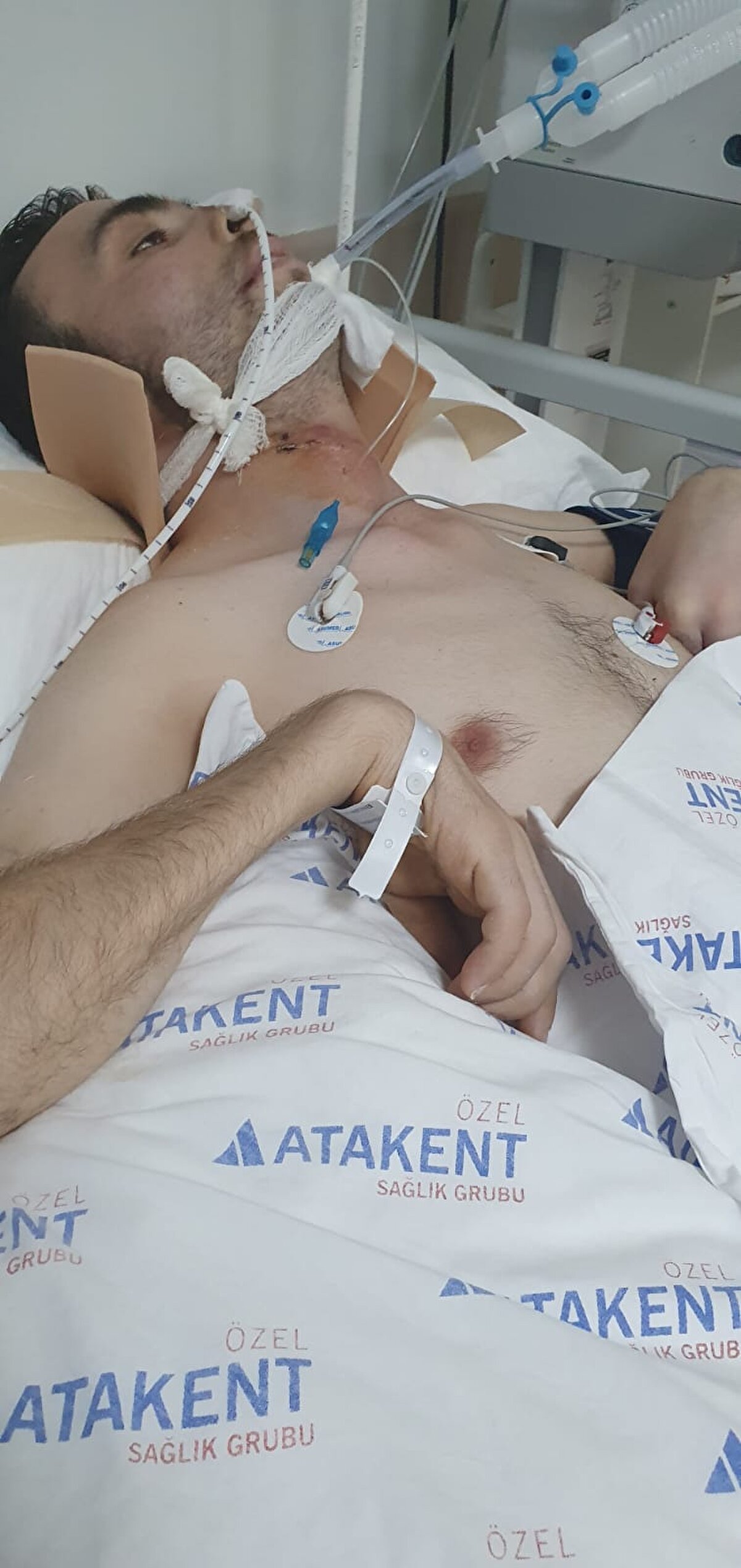 Hakan Koçak'ın ablası Fatma Koçak ise kardeşinin arkadaşlarıyla gittiği Yalova'da önce bir havuza girmek istediklerini, ancak ilaçlama yapıldığı için sahibinin bunu kabul etmediğini, bu nedenle denize gittiklerini belirtti. Kardeşinin tedavisi için yardıma ihtiyaçlarının olduğunu belirtip Darıca'daki hastaneye sevkini isteyen Fatma Koçak, "Kardeşimin omurgası kırılıyor. Yaklaşık 2 aydan bu yana Yalova'da özel bir hastanenin yoğun bakımında yatıyor. Allah razı olsun konu komşu bize para toplayarak yardım etti. Biz kardeşimizi buraya sevk etmek istiyoruz, bu sefer de buradaki hastaneler kabul etmiyor" diye konuştu.