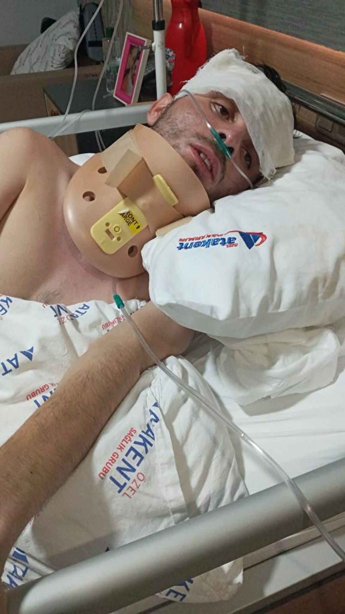 Yoğun bakıma alınan Hakan Koçak, 51 gündür yaşam mücadelesi veriyor. <br>Seher Koçak, eşinin KOAH hastası ve emekli işçi olduğunu, maddi olarak büyük bir sıkıntı içerisinde bulunduklarını, oğlunun tedavisinin özel hastanede devam ettiğini belirterek, kendilerine yardımcı olunmasını istedi.