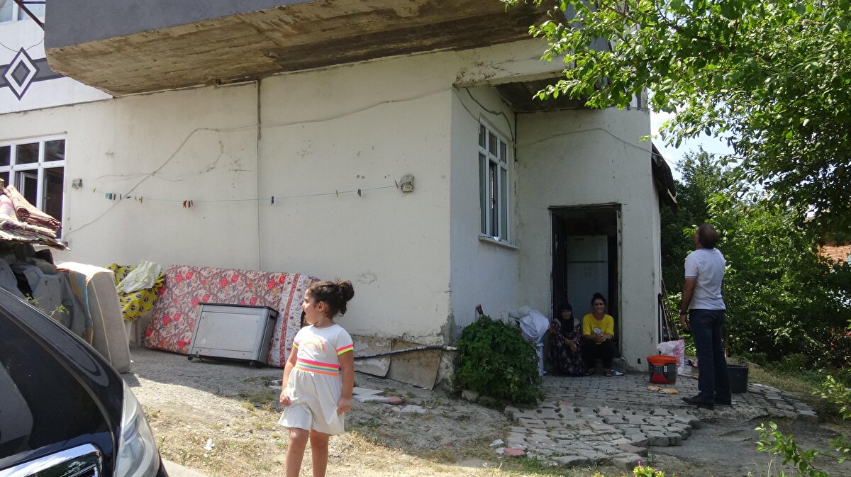 Darıca ilçesi Abdi İpekçi Mahallesi Reşat Nuri Güntekin Caddesi 1571/1 Sokak'ta oturan Seher ve Şeref çiftinin 6 çocuğundan en küçüğü fabrika işçisi Hakan Koçak, 18 Haziran'da arkadaşlarıyla denize girmek için Yalova'ya gitti.