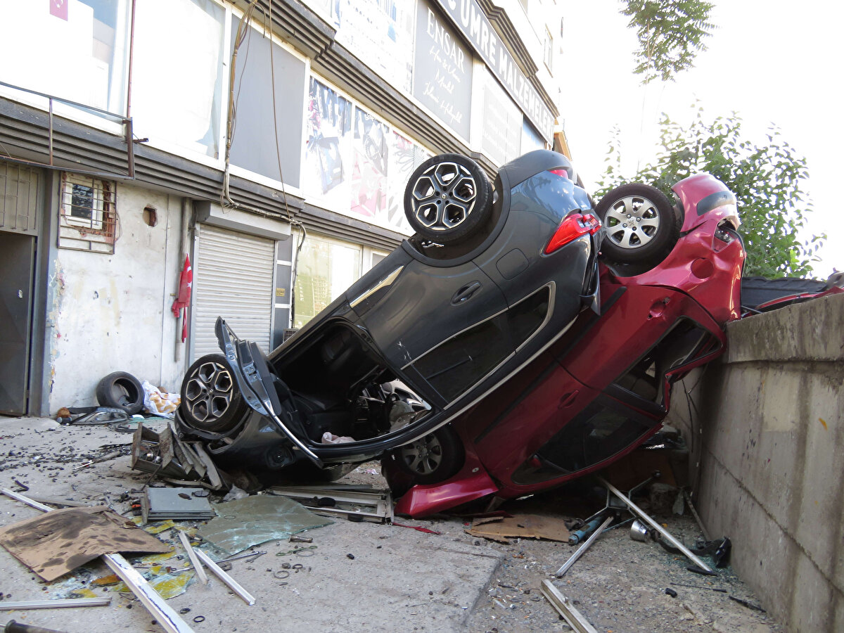 İş yeri sahibi Nuri Gönülalan "Sabah sürücü egzoz emisyon ölçümü için geldi. Arabayı boşa al gaz ver dedim. Sürücü aracı boşa almadı. Gaz ver dediğim de önünde duran bir araca çarparak aşağıya düştü. Allahtan aşağıda kimse yoktu. Sürücü yaralandı. Ambulansla hastaneye gitti" dedi.<br><br>
