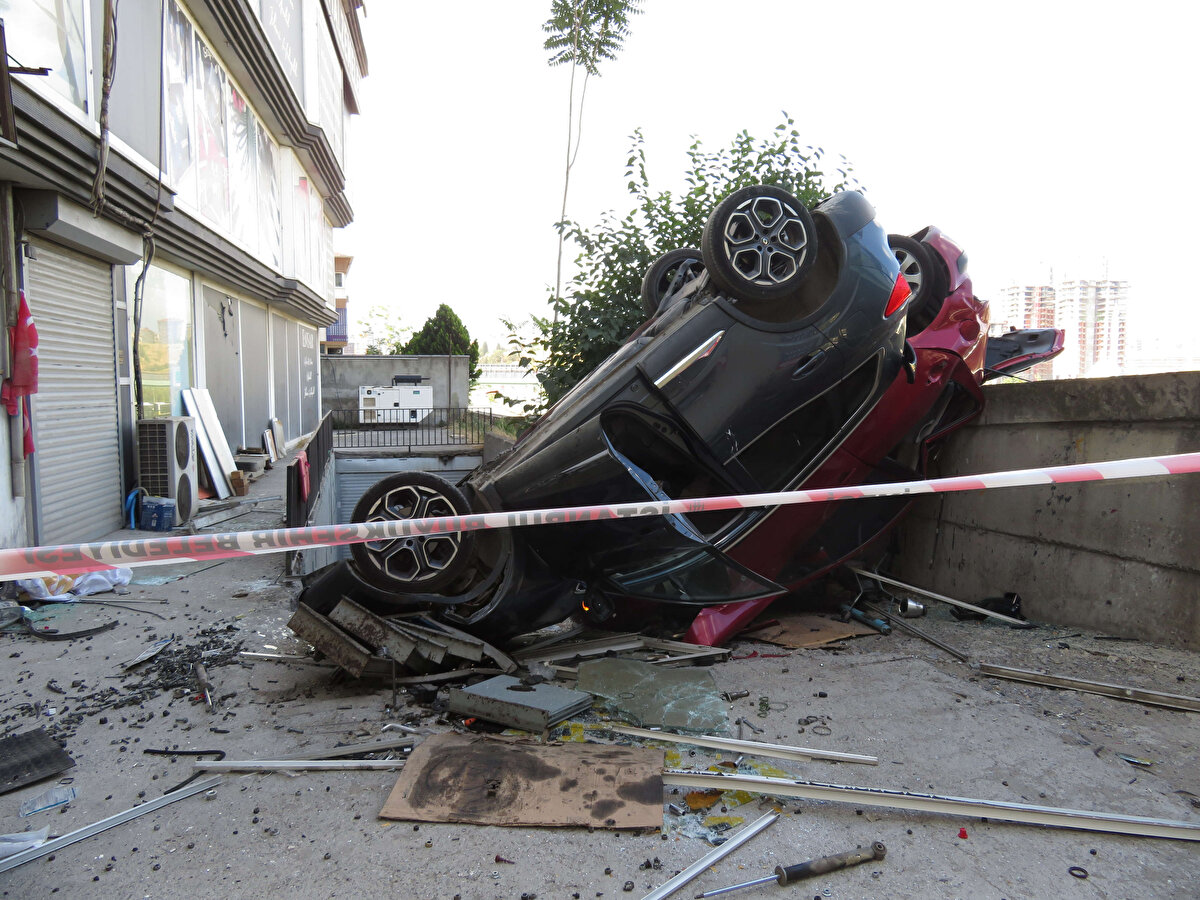 İhbar üzerine olay yerine polis, itfaiye ve sağlık ekipleri sevk edildi. İtfaiye ekipleri tarafından otomobilden çıkartılan sürücü, ambulansla özel bir hastaneye kaldırıldı. Yaralının durumunun ağır olduğu öğrenildi. Polis ekipleri olay yerindeki incelemesini ardından araçlar çekiciyle kaldırıldı.<br><br>