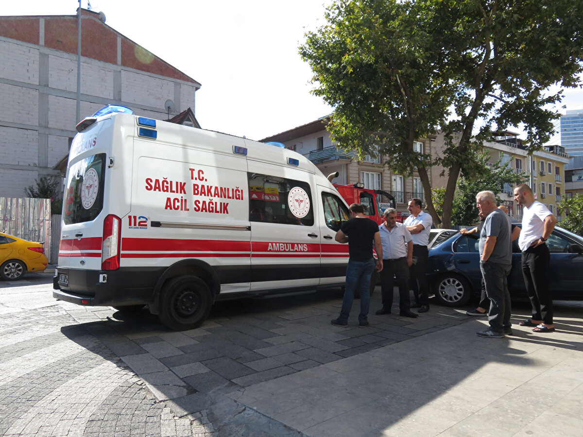 Başka bir görgü tanığı Enes Doğan "Işıklarda karşıya geçmek için bekliyordum. Baktım ki karşı dükkan da bir gürültü var. Adam gaza bastığı gibi uçtu gitti aşağıya bende aşağıya hemen koştum. Sürücü iki koltuğun arasına sıkışmıştı. Nabzına baktım nabzı yoktu. İki üç kişi sürücüyü çıkarmaya çalıştık. Sürücü 30, 35 yaşlarındaydı. Durumu ise kötüydü" diye konuştu.<br><br>