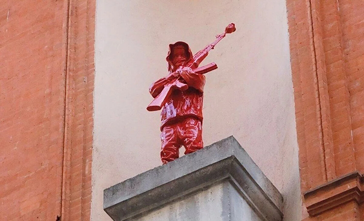 Güle dönüşen bir tüfek taşıyan bir çocuk asker heykeli Fransa’nın güney batısındaki Toulouse kentinde ortaya çıkmıştı.<br><br>