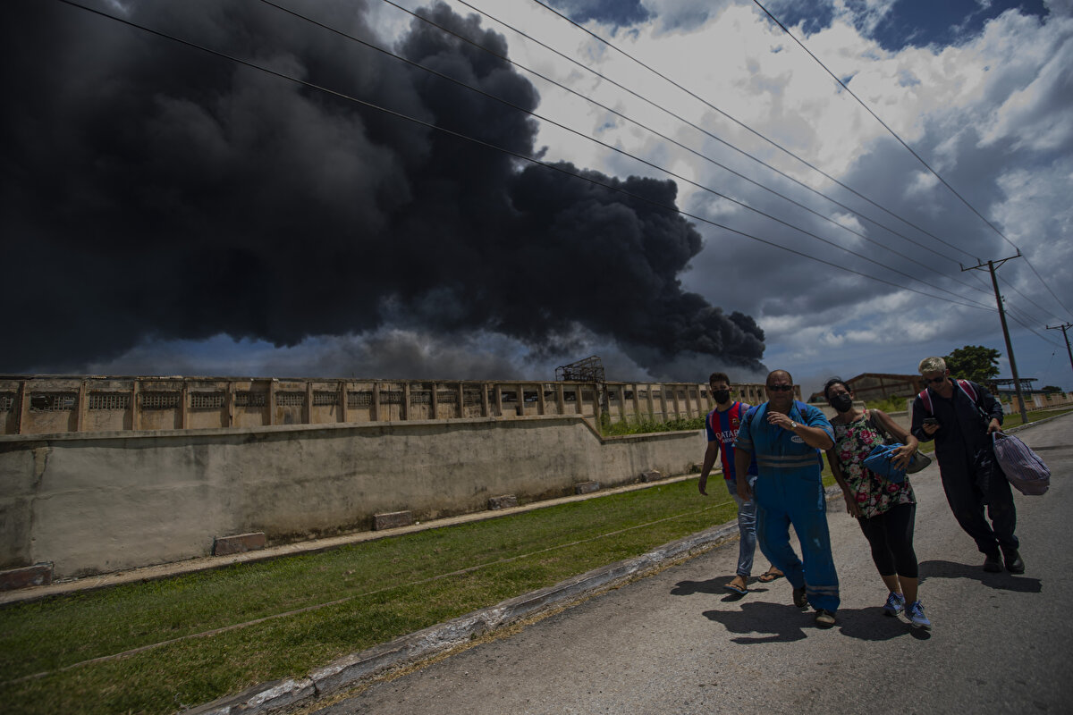 Liman'daki patlamanın, 5 Ağustos gece 23.00'te bir tankerde meydana geldiği ve alevlerin saatler sonra 3 tankere daha sıçradığı iddia ediliyor.<br>