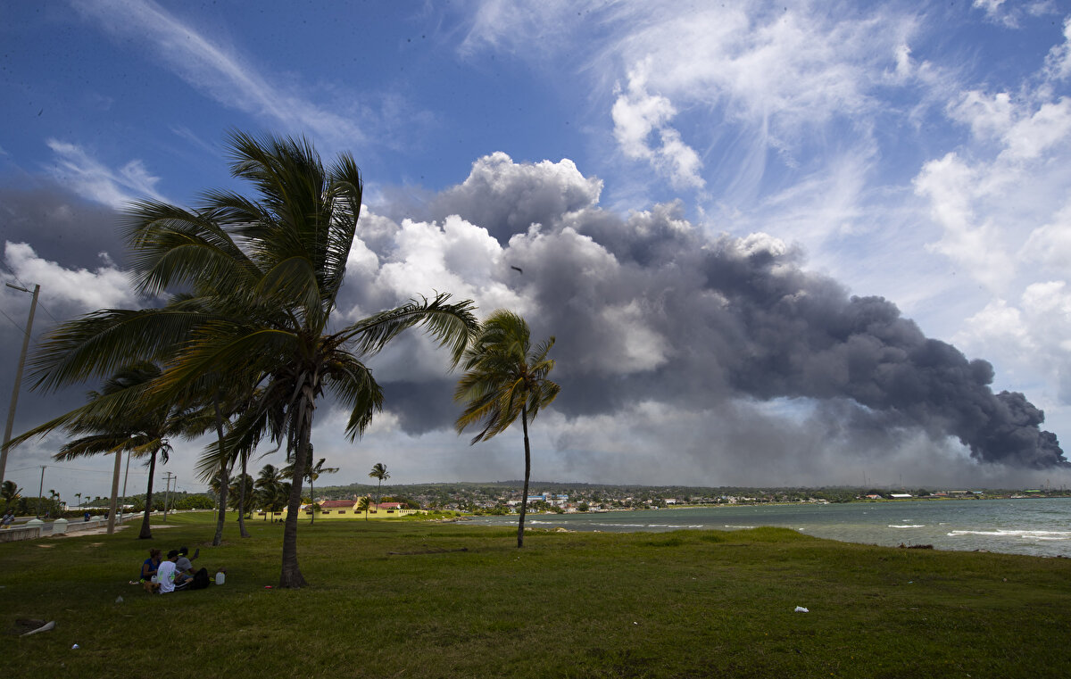Ülkenin kuzeyindeki "Matanzas Süper Tanker Üssü" olarak bilinen ham petrol depolama tesislerinde yaşanılan patlamaların ardından yangın halen kontrol altına alınamadı.<br><br>Şu ana kadar patlama ve yangınlarda, 1 kişi öldü, yaralıların sayısı da 4 kişi artarak 125'e çıktı.<br><br>Yetkililer, 17 olarak açıkladığı kayıp itfaiyeci sayısını ise 14 olarak güncelledi.